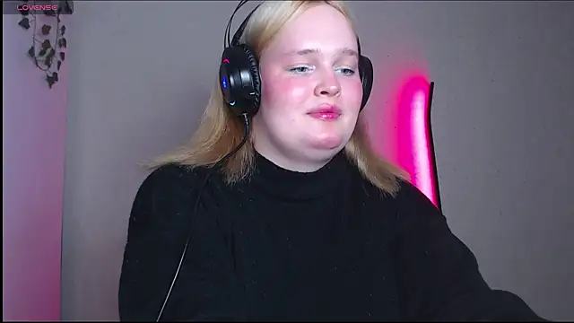 Snapshot of rozzhaos8 chatting on 10/25/25, 07:08 rozzhaos8 online show from 10/25/25, 07:08