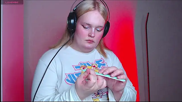 Snapshot of rozzhaos8 chatting on 10/28/25, 08:11 rozzhaos8 online show from 10/28/25, 08:11