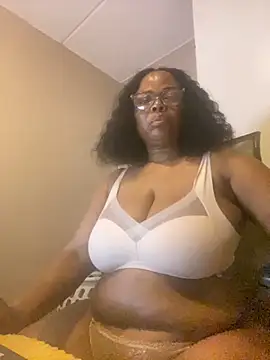 Snapshot of Nomthie chatting on 09/17/25, 07:37 Nomthie online show from 09/17/25, 07:37