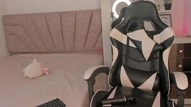 Snapshot of SavannahWildee chatting on 10/15/25, 01:22 SavannahWildee online show from 10/15/25, 01:22