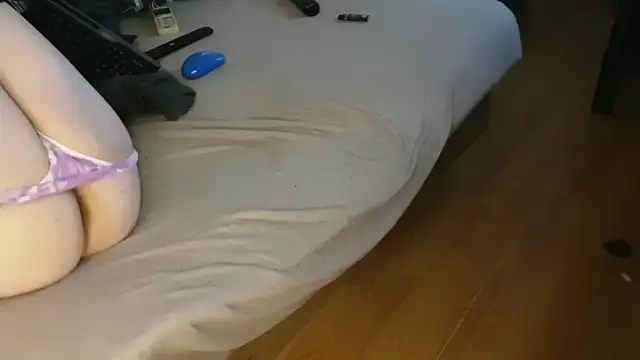 Snapshot of eblata04 chatting on 10/25/25, 12:29 eblata04 online show from 10/25/25, 12:29