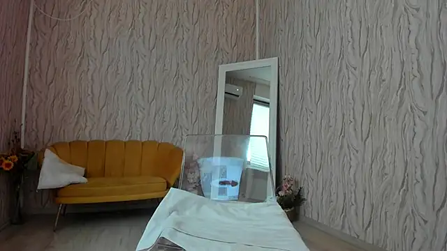 Snapshot of AishaRouhi chatting on 02/15/25, 08:33 AishaRouhi online show from 02/15/25, 08:33