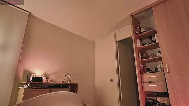 juanasnz99 online show from 09/27/25, 01:54