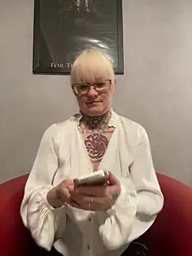 poussichienne online show from 02/18/25, 02:06