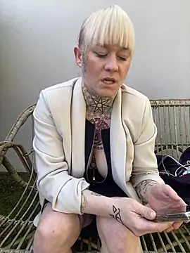 poussichienne online show from 03/05/25, 01:06