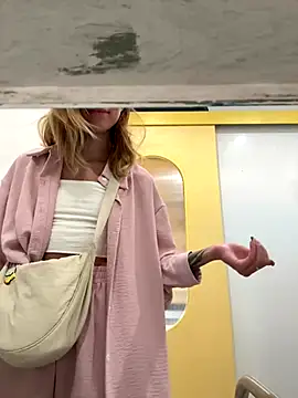 Snapshot of enjoy_my_beauty chatting on 12/04/24, 04:32 enjoy my beauty online show from 12/04/24, 04:32