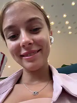 Snapshot of enjoy_my_beauty chatting on 03/06/25, 04:08 enjoy my beauty online show from 03/06/25, 04:08