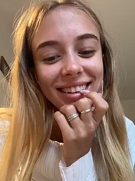 Snapshot of enjoy_my_beauty chatting on 09/18/25, 05:53 enjoy my beauty online show from 09/18/25, 05:53