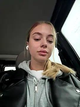 Snapshot of enjoy_my_beauty chatting on 10/31/25, 07:09 enjoy my beauty online show from 10/31/25, 07:09