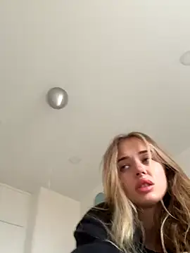 Snapshot of enjoy_my_beauty chatting on 11/02/25, 09:00 enjoy my beauty online show from 11/02/25, 09:00