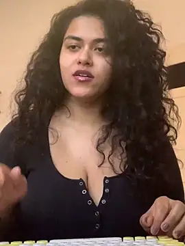 Snapshot of Curvydesifromgermany chatting on 01/08/25, 02:35 Curvydesifromgermany online show from 01/08/25, 02:35