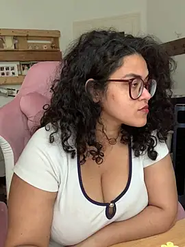 Snapshot of Curvydesifromgermany chatting on 06/18/26, 01:48 Curvydesifromgermany online show from 06/18/26, 01:48