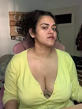 Snapshot of Curvydesifromgermany chatting on 06/19/26, 03:27 Curvydesifromgermany online show from 06/19/26, 03:27