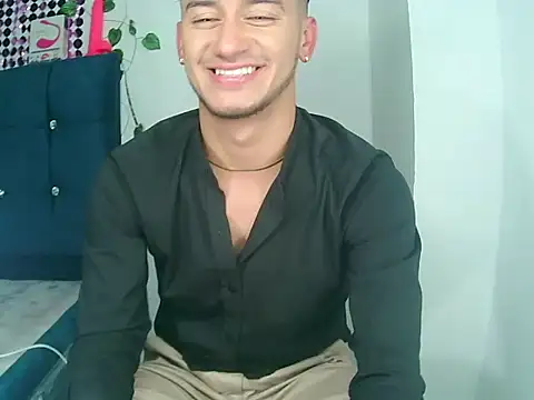 Snapshot of Kevin_Torres chatting on 12/18/24, 05:37 Kevin Torres online show from 12/18/24, 05:37