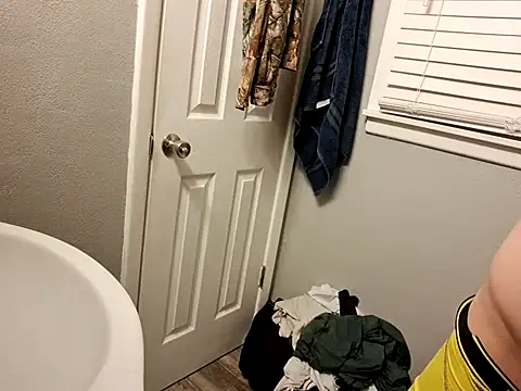 Snapshot of bigdickdaddy2184 chatting on 12/13/24, 04:22 bigdickdaddy2184 online show from 12/13/24, 04:22