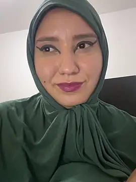 Snapshot of hannahayat chatting on 10/24/25, 02:41 hannahayat online show from 10/24/25, 02:41