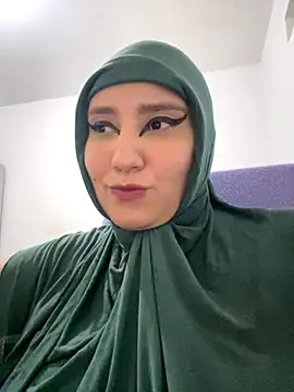 Snapshot of hannahayat chatting on 10/27/25, 01:20 hannahayat online show from 10/27/25, 01:20