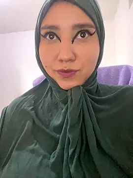 Snapshot of hannahayat chatting on 12/15/25, 03:27 hannahayat online show from 12/15/25, 03:27