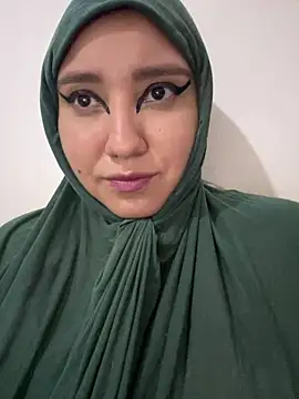 Snapshot of hannahayat chatting on 12/18/25, 02:56 hannahayat online show from 12/18/25, 02:56