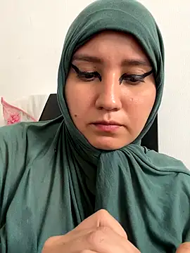 Snapshot of hannahayat chatting on 12/21/25, 03:52 hannahayat online show from 12/21/25, 03:52