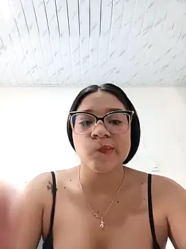 Snapshot of -VICKKY chatting on 10/20/25, 01:33 -VICKKY online show from 10/20/25, 01:33