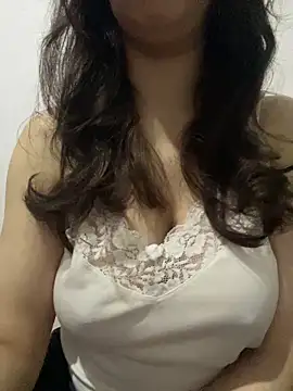 Snapshot of farah-36 chatting on 05/15/26, 12:50 farah-36 online show from 05/15/26, 12:50
