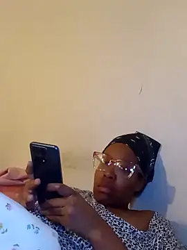 Snapshot of madamsensuale chatting on 01/07/25, 11:24 madamsensuale online show from 01/07/25, 11:24