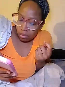 Snapshot of madamsensuale chatting on 03/01/25, 05:20 madamsensuale online show from 03/01/25, 05:20