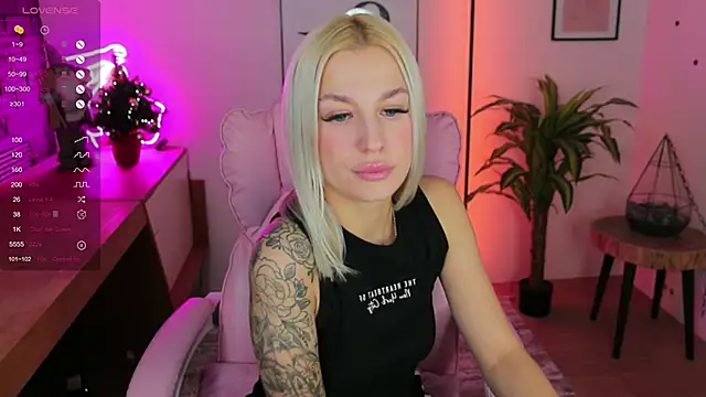 Snapshot of Crystal_Barbie chatting on 12/03/24, 08:06 Crystal Barbie online show from 12/03/24, 08:06