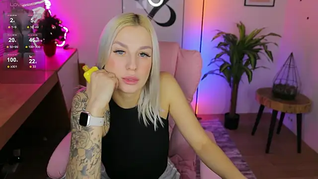 Snapshot of Crystal_Barbie chatting on 12/10/24, 02:27 Crystal Barbie online show from 12/10/24, 02:27