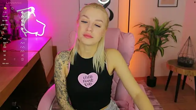 Snapshot of Crystal_Barbie chatting on 12/23/24, 07:41 Crystal Barbie online show from 12/23/24, 07:41