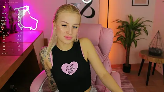 Snapshot of Crystal_Barbie chatting on 12/24/24, 01:49 Crystal Barbie online show from 12/24/24, 01:49