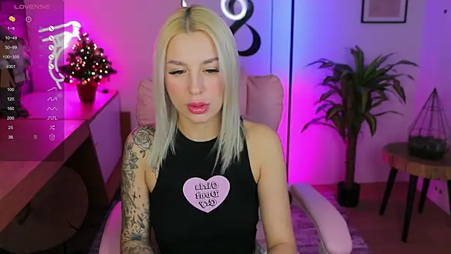 Snapshot of Crystal_Barbie chatting on 01/07/25, 10:30 Crystal Barbie online show from 01/07/25, 10:30