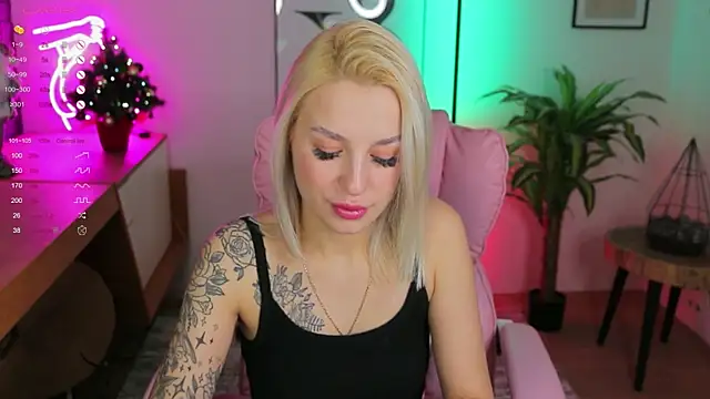 Snapshot of Crystal_Barbie chatting on 01/15/25, 02:27 Crystal Barbie online show from 01/15/25, 02:27