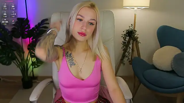 Snapshot of Crystal_Barbie chatting on 03/03/25, 07:28 Crystal Barbie online show from 03/03/25, 07:28