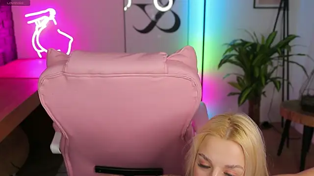 Snapshot of Crystal_Barbie chatting on 03/05/25, 01:52 Crystal Barbie online show from 03/05/25, 01:52