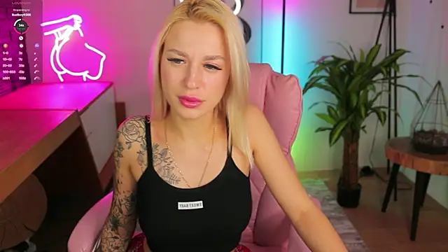 Snapshot of Crystal_Barbie chatting on 03/09/25, 05:55 Crystal Barbie online show from 03/09/25, 05:55