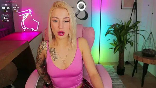 Snapshot of Crystal_Barbie chatting on 03/18/25, 07:42 Crystal Barbie online show from 03/18/25, 07:42