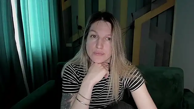 Snapshot of EmilyWalkeri chatting on 04/29/26, 07:01 EmilyWalkeri online show from 04/29/26, 07:01