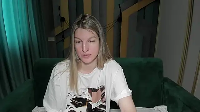Snapshot of EmilyWalkeri chatting on 05/13/26, 06:44 EmilyWalkeri online show from 05/13/26, 06:44