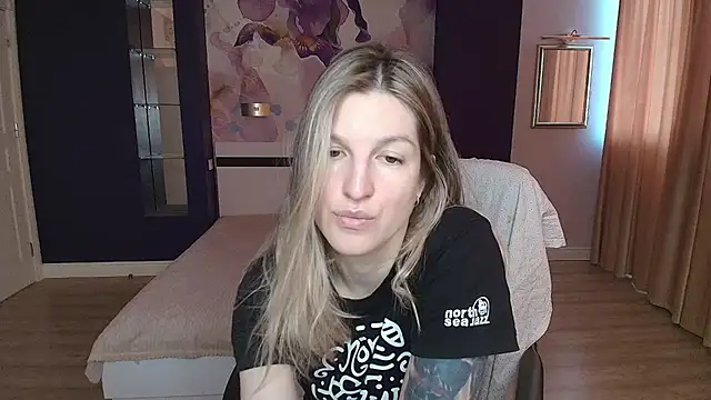 Snapshot of EmilyWalkeri chatting on 05/14/26, 06:31 EmilyWalkeri online show from 05/14/26, 06:31