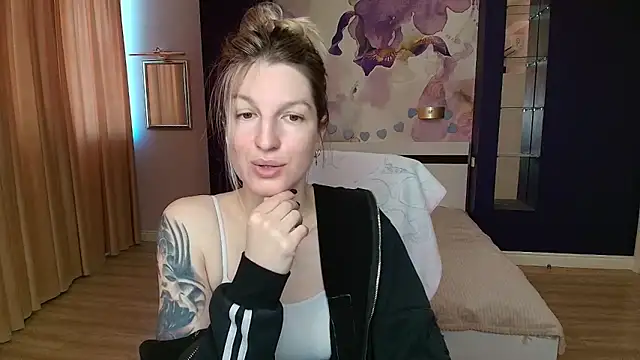 Snapshot of EmilyWalkeri chatting on 05/17/26, 07:17 EmilyWalkeri online show from 05/17/26, 07:17