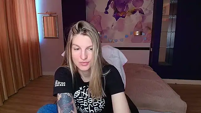 Snapshot of EmilyWalkeri chatting on 05/25/26, 07:03 EmilyWalkeri online show from 05/25/26, 07:03