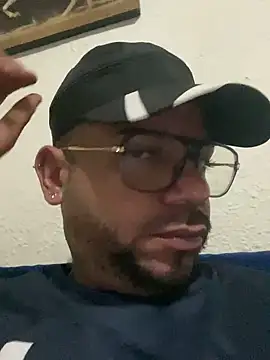 Snapshot of rich0431 chatting on 12/25/24, 06:52 rich0431 online show from 12/25/24, 06:52