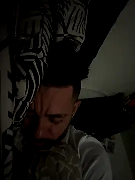 Snapshot of rich0431 chatting on 10/27/25, 02:43 rich0431 online show from 10/27/25, 02:43