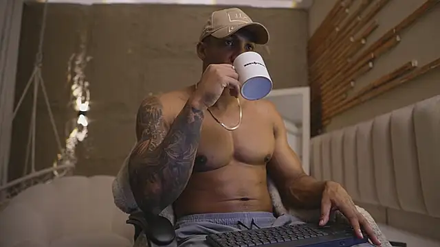 Logan Varela online show from 04/06/26, 01:23