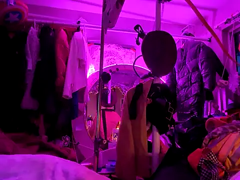 gurlnips online show from 03/19/25, 01:51