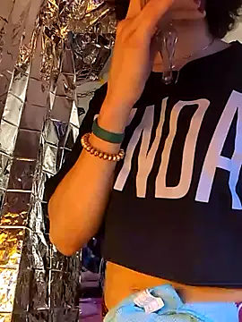 gurlnips online show from 03/21/25, 01:56