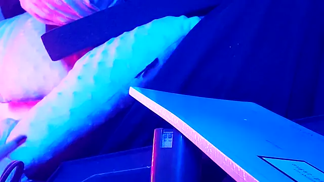 gurlnips online show from 09/09/25, 08:14