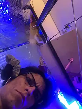 gurlnips online show from 09/10/25, 08:25